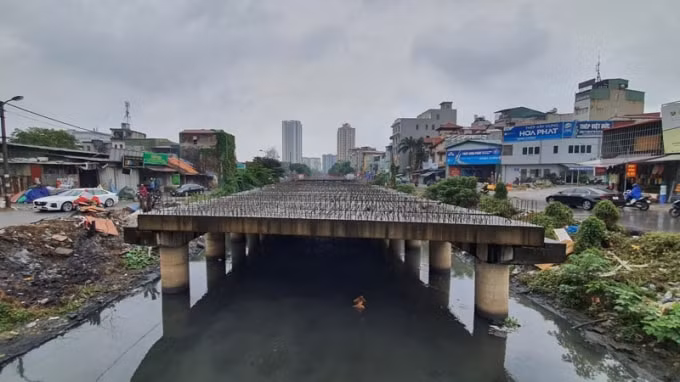 Cầu L3 qua Sông Lừ thuộc tuyến đường Vành đai 2,5 vẫn chưa thể hoàn thành và đưa vào khai thác. Ảnh: TL