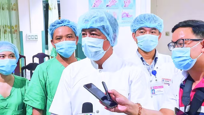 Nhà báo Ngô Anh Văn (bên phải) tác nghiệp tại tâm dịch.