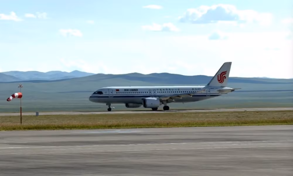 Máy bay C919 do Trung Quốc tự phát triển hạ cánh xuống Ulaanbaatar, Thủ đô của Mông Cổ, ngày 12/8. Ảnh: Nhân dân Nhật báo.