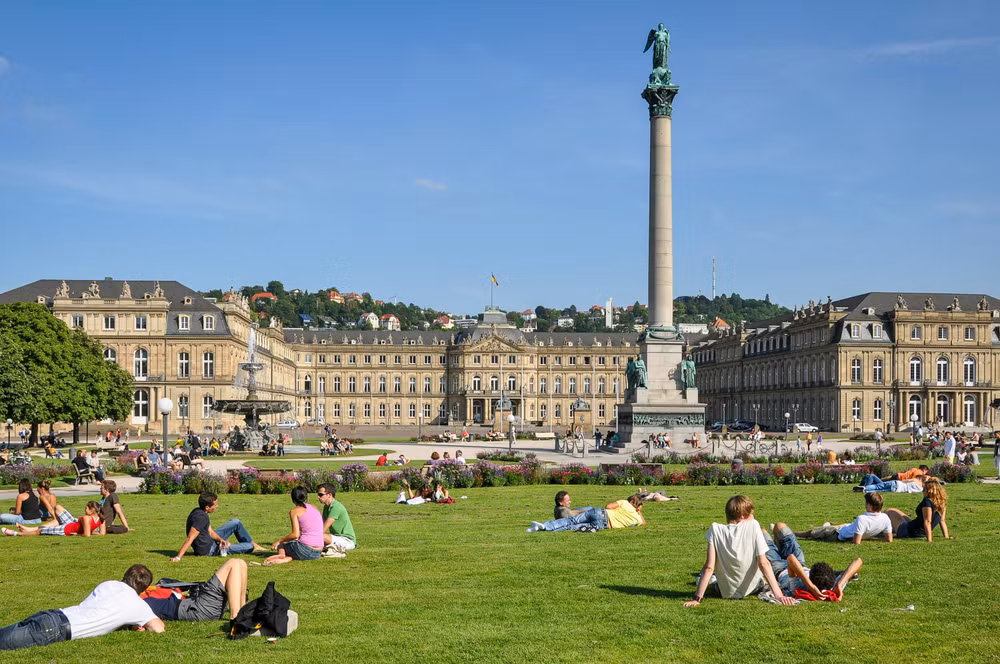 Một ngày hè tại quảng trường Schlossplatz, Đức. Ảnh: Unsplash