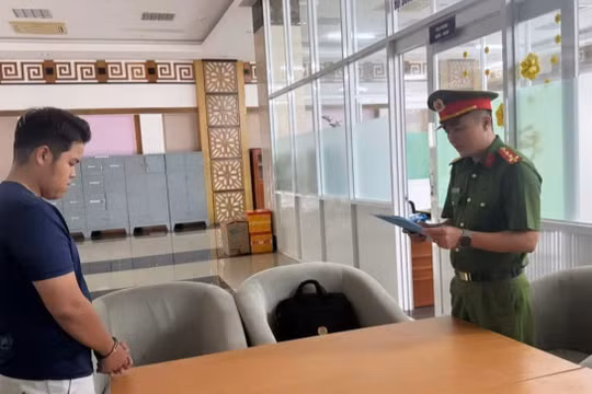 Bắt giam đối tượng dàn cảnh "làm rơi ví" để cướp giật xe máy