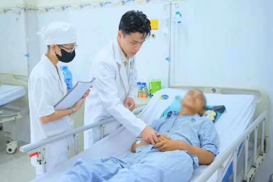 Cứ ngỡ đã hết hy vọng, thanh niên 19 tuổi chấn thương sọ não hồi sinh diệu kỳ