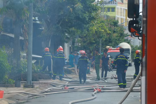 Vĩnh Long: Hỏa hoạn bùng phát dữ dội tại xưởng gỗ, kịp thời ngăn cháy lan