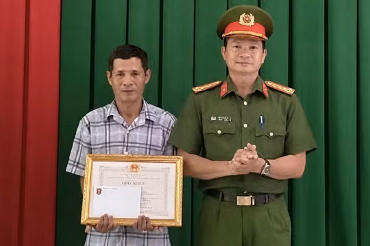 Vĩnh Long: Kịp thời biểu dương tấm gương dũng cảm lao xuống dòng nước cứu thiếu nữ nghĩ quẩn
