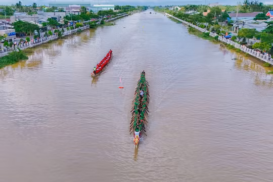 Lễ hội đua ghe Ngo ở phường Trà Vinh là hoạt động thể thao và văn hóa sôi nổi diễn ra trên sông Long Bình, tỉnh Vĩnh Long (Ảnh: Trí Trần)