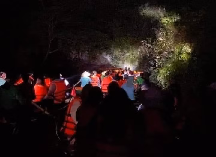 bac bo tin du khach nua dem van mac ket o trang an hinh 1