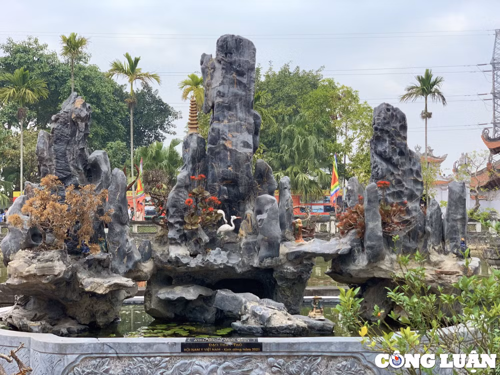 tp hai duong du khach do don ve den bia xin loc dau nam moi 2023 hinh 9