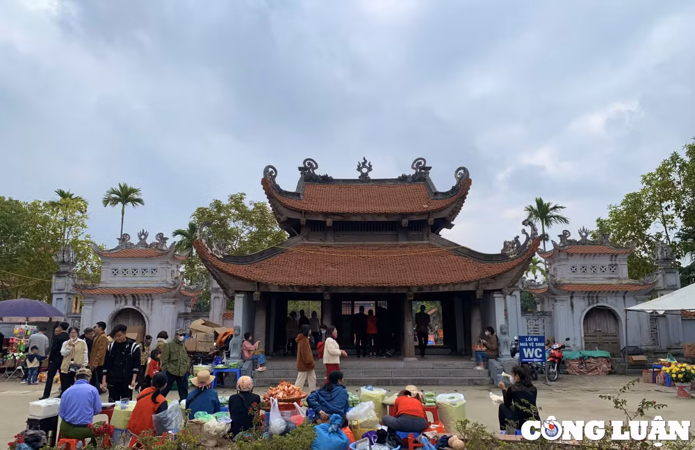 tp hai duong du khach do don ve den bia xin loc dau nam moi 2023 hinh 2