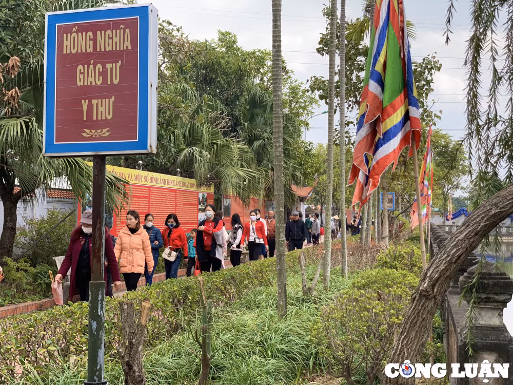 tp hai duong du khach do don ve den bia xin loc dau nam moi 2023 hinh 3