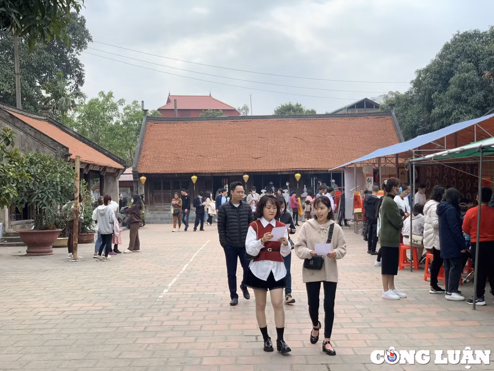 tp hai duong du khach do don ve den bia xin loc dau nam moi 2023 hinh 11