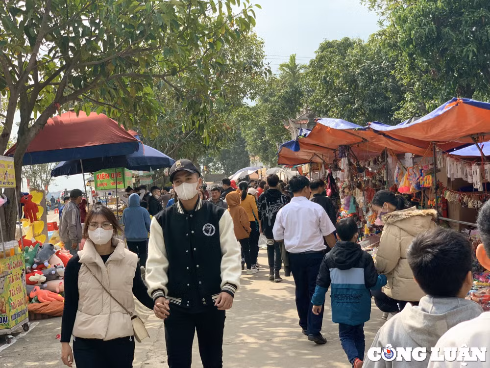 tp hai duong du khach do don ve den bia xin loc dau nam moi 2023 hinh 1