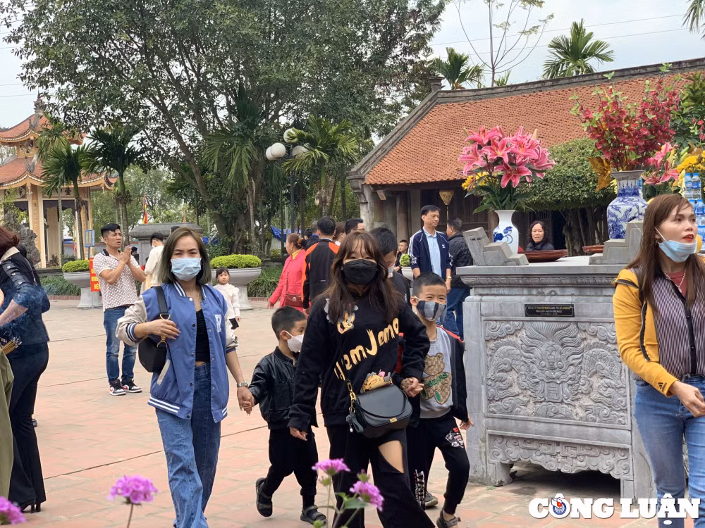 tp hai duong du khach do don ve den bia xin loc dau nam moi 2023 hinh 16