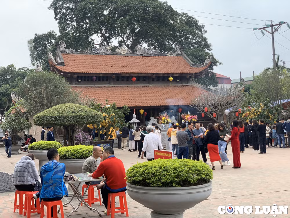 tp hai duong du khach do don ve den bia xin loc dau nam moi 2023 hinh 10