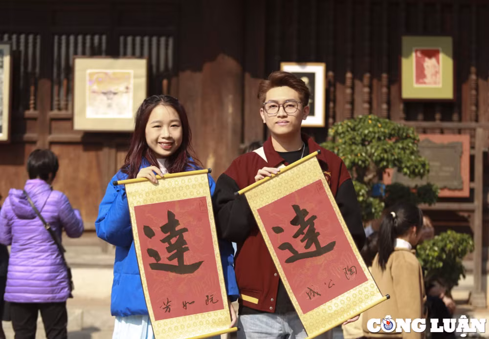 nguoi dan xep hang dai cho xin chu tai van mieu quoc tu giam hinh 11
