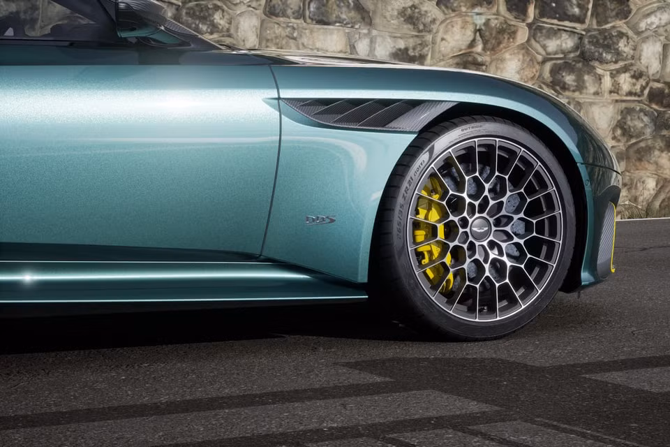 dbs 770 ultimate mau aston martin thuong mai manh nhat the gioi hinh 6