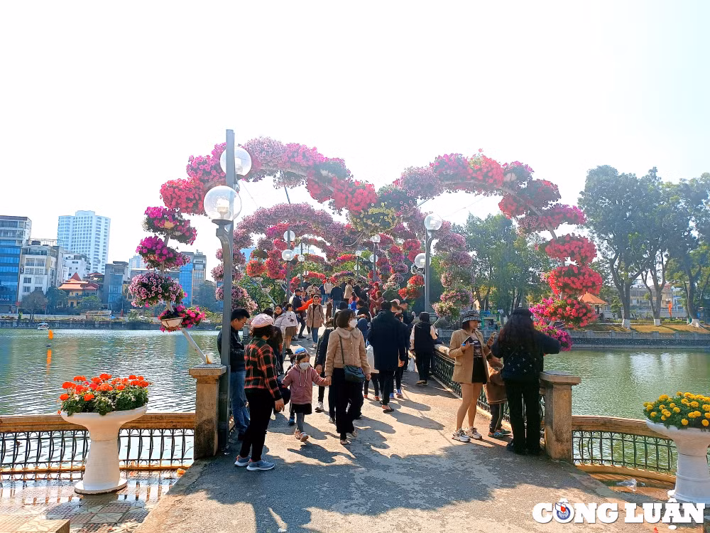 cong vien thu le hut khach tham quan trong nhung ngay dau nam moi quy mao hinh 6