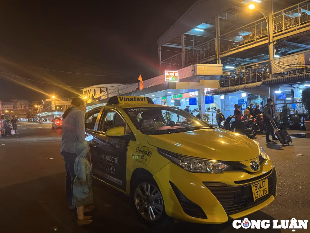gia tang dot bien khach van kho dat taxi tu san bay ben xe hinh 2