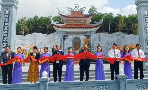 Thủ tướng Chính phủ Nguyễn Xuân Phúc cắt băng khánh thành Đền thờ Liệt sĩ Núi Quế - Anh Linh đài. Ảnh: TNMT