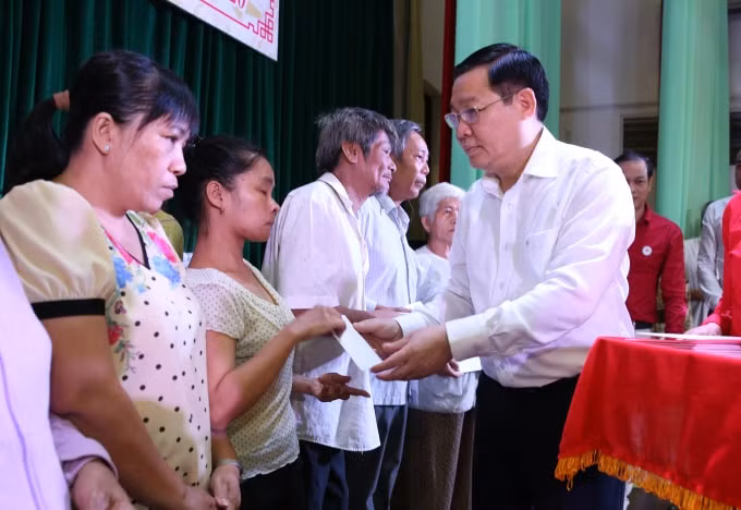 Phó Thủ tướng Vương Đình Huệ, Trưởng Ban Chỉ đạo các Chương trình mục tiêu quốc gia tại chương trình trao quà Tết cho gia đình chính sách, hộ nghèo, nạn nhân chất độc da cam và công nhân lao động có hoàn cảnh khó khăn dịp Tết Nguyên đán năm 2020. Ảnh: VGP