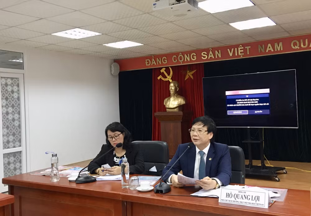 Ông Hồ Quang Lợi, Phó Chủ tịch Thường trực Hội Nhà báo Việt Nam, Phó Trưởng Ban Thường trực Ban Chỉ đạo, Trưởng Ban Tổ chức Hội Báo toàn quốc 2020 phát biểu kết luận cuộc họp. Ảnh: Sơn Hải