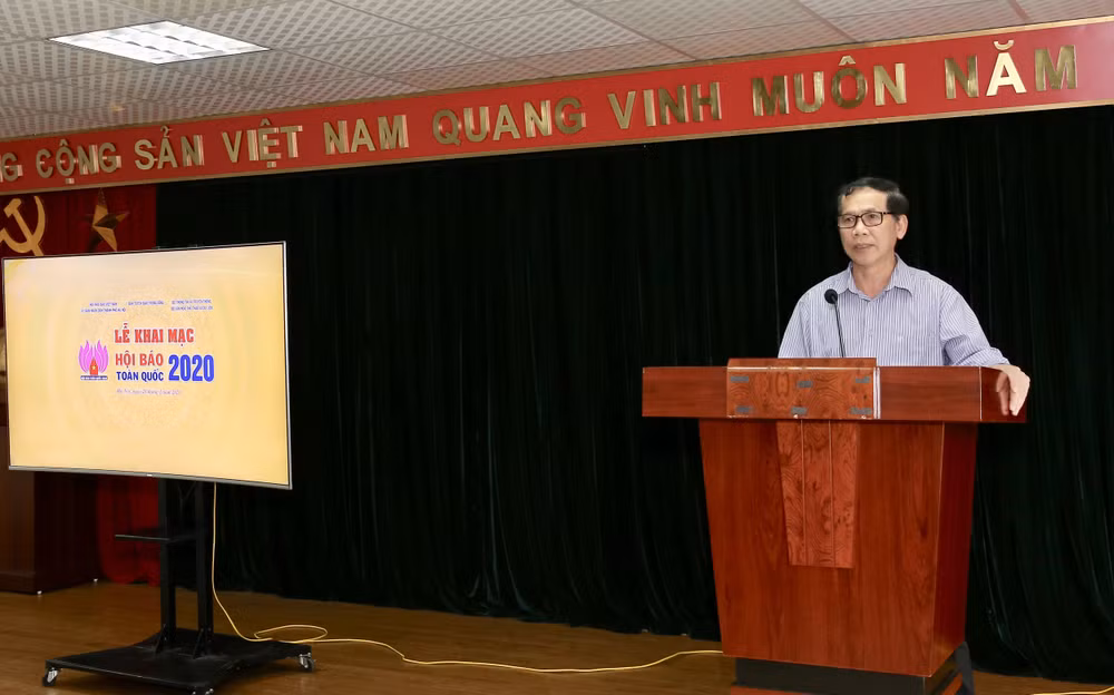 Ông Nguyễn Thế Dũng, Giám đốc Nhà Văn hóa Hội Nhà báo Việt Nam, Phó Trưởng Ban Tổ chức Hội Báo toàn quốc 2020 trình bày báo cáo tình hình triển khai công tác tổ chức Hội Báo toàn quốc 2020. Ảnh: Sơn Hải