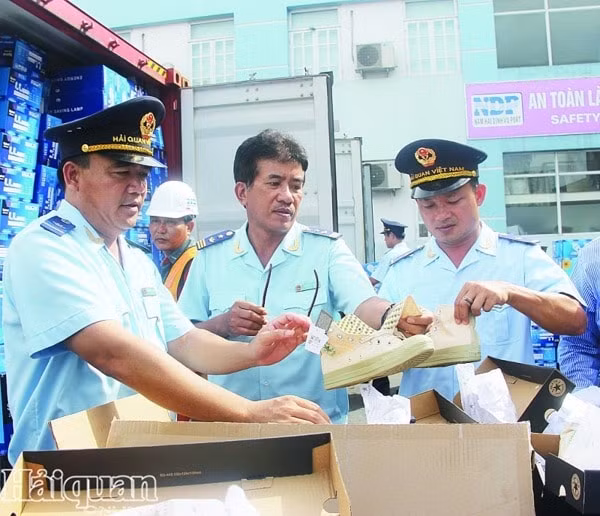 Hải quan Việt Nam kiên quyết đấu tranh ngăn chặn hành vi lợi dụng xuất xứ hàng hóa. Ảnh: Báo Hải quan