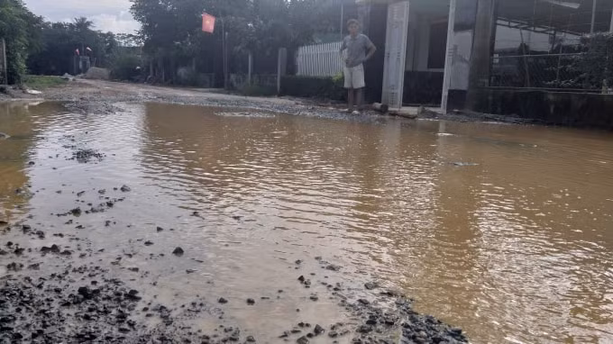 Hàng loạt “ổ gà”, “ổ voi” hiện nguyên hình bằng những vũng nước lớn