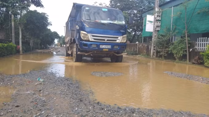 Đường hỏng là do các xe ben, xe tải chở đất đá, vật liệu cày nát nhiều năm qua khiến cuộc sống người dân bị đảo lộn.