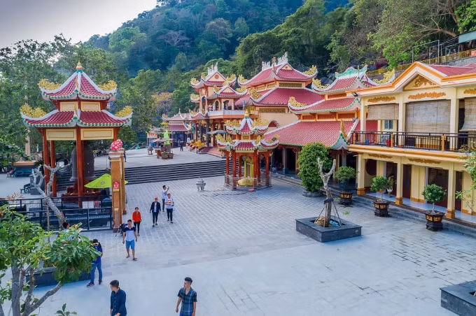 Khuôn viên Chùa Bà Đen được cải tạo mở rộng.