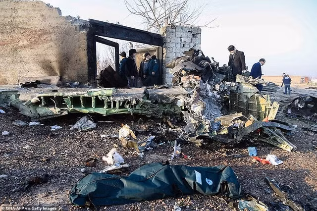 Máy bay được cho là đã bốc cháy trước khi rơi xuống đất. Ảnh: AFP/Getty