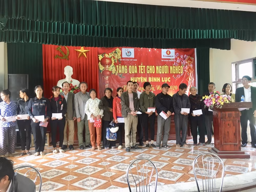 Hy vọng những phần quà Tết sẽ phần nào giúp cho các hộ nghèo trên địa bàn huyện có thêm điều kiện vui Tết, đón Xuân. Ảnh: Bách Nguyễn