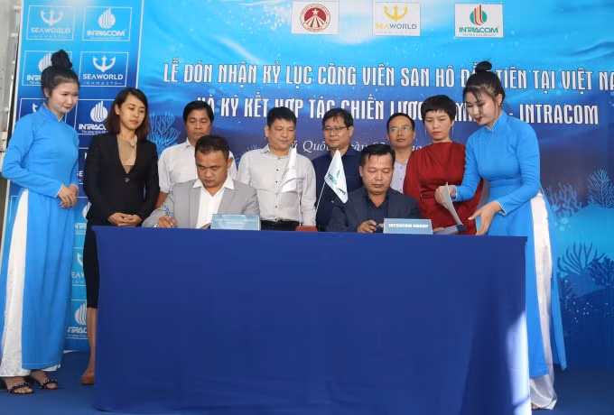 Lễ ký kết đầu tư giữa Intracom và Seaworld.