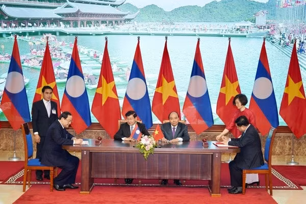 Hai Thủ tướng chứng kiến đại diện hai nước ký kết văn kiện hợp tác. Ảnh: VGP