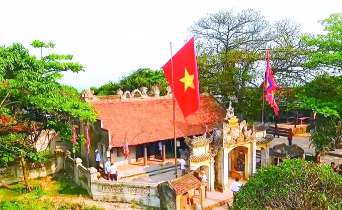 Đền Độc Cước ở thành phố Sầm Sơn là một trong những di tích thu hút đông đảo khách du lịch.