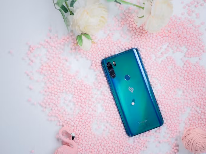 Thiết kế của Vsmart Active 3 gây ấn tượng mạnh với mặt lưng lấy cảm hứng từ “bộ sưu tập đá quý” và mặt trước là màn hình tràn viền kích thước lên tới 6,39 inch.