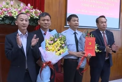 Lãnh đạo Tỉnh ủy, UBKT Tỉnh ủy Lâm Đồng trao quyết định và chúc mừng các đồng chí Nguyễn Ngọc Ánh, Hoàng Xuân Thùy