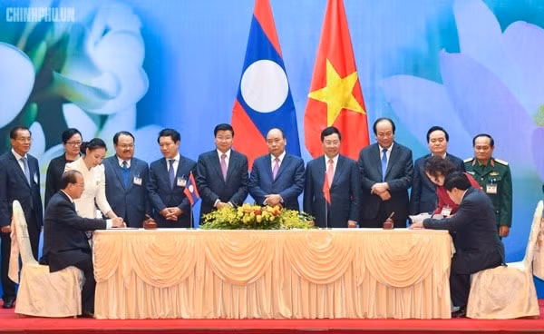 Thủ tướng Nguyễn Xuân Phúc và Thủ tướng Lào Thongloun Sisoulith chứng kiến Lễ ký kết các văn bản hợp tác trong năm 2019. Ảnh: VGP