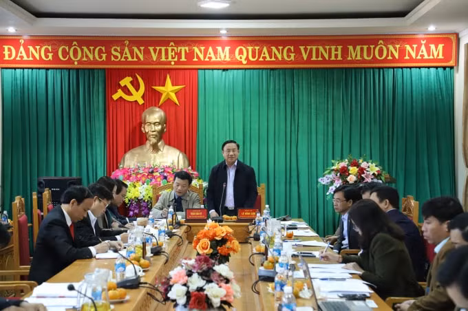 Ông Lê Đình Sơn – Bí thư Tỉnh ủy Hà Tĩnh làm việc với lãnh đạo huyện Hương Sơn kiểm tra phương án sáp nhập xã