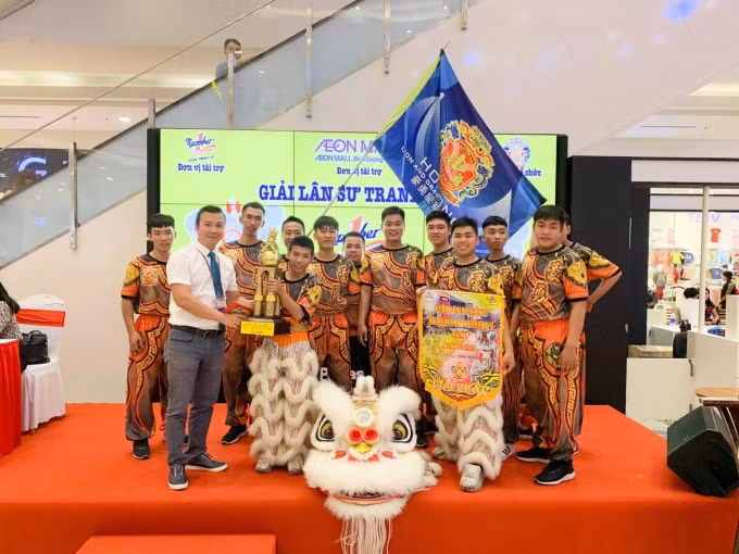 Đội lân Hào Dũng (TP.HCM) đạt giải Nhất, nhận chiếc Cup Number 1.