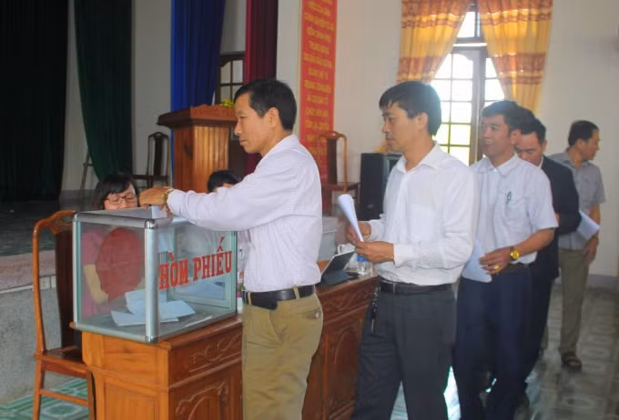 Cốt cán các xã Lưu, Vĩnh, Bắc Sơn (Thạch Hà) bỏ phiếu giới thiệu nhân sự Cấp ủy.