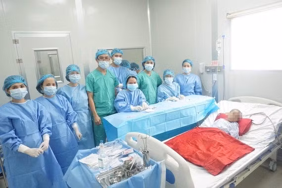 Bệnh viện Trung ương Huế lần đầu tiên ghép tế bào gốc cứu bệnh nhi ung thư. Ảnh TL.