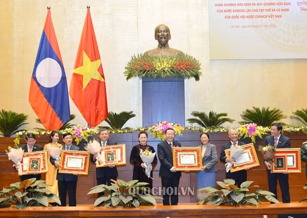 Chủ tịch Quốc hội Lào Pany Yathotou trao Huân chương Tự do tặng các tập thể, cá nhân Quốc hội nước CHXHCN Việt Nam. Ảnh: quochoi.vn