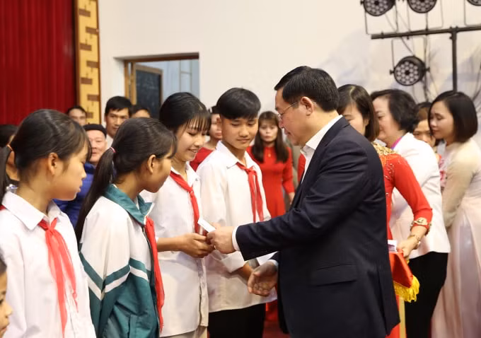 Phó Thủ tướng Vương Đình Huệ trao quà cho các em học sinh có hoàn cảnh khó khăn trên địa bàn tỉnh Yên Bái. Ảnh: VGP