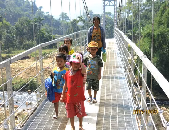 Đề án xây dựng cầu treo dân sinh có ý nghĩa rất lớn, tạo thuận kết nối giao thông vùng khó khăn, giúp cho đồng bào vùng sâu, vùng xa đi lại được thuận tiện, góp phần phát triển kinh tế-xã hội. Ảnh: internet