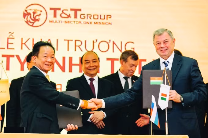 Thủ tướng Chính phủ Nguyễn Xuân Phúc chứng kiến Chủ tịch HĐQT kiêm Tổng giám đốc Tập đoàn T&T Group Đỗ Quang Hiển và Thống đốc tỉnh Kaluga Anatoly Artamonov (Nga) trao thỏa thuận hợp tác khung giữa tỉnh Kaluga và T&T Group.