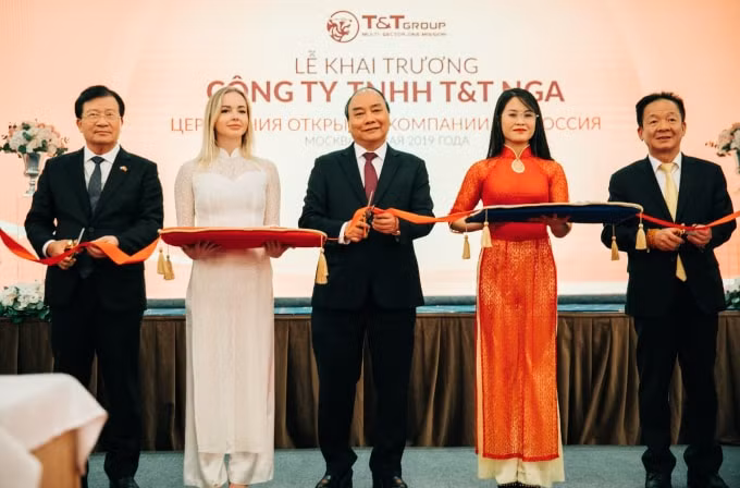 Thủ tướng Chính phủ Nguyễn Xuân Phúc, Phó Thủ tướng Chính phủ Trịnh Đình Dũng cùng Chủ tịch HĐQT kiêm Tổng giám đốc Tập đoàn T&T Group Đỗ Quang Hiển cắt băng khai trương Công ty T&T Nga.