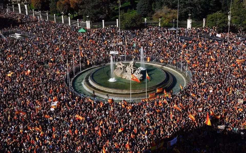 170000 nguoi tay ban nha bieu tinh phan doi luat an xa ly khai o catalunya hinh 1