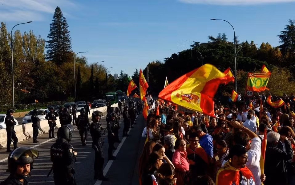 170000 nguoi tay ban nha bieu tinh phan doi luat an xa ly khai o catalunya hinh 2