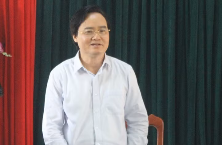 Bộ trưởng Phùng Xuân Nhạ phát biểu với lãnh đạo, giáo viên Trường THCS Phù Ủng - Ảnh: Soha.