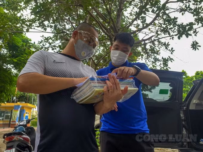 theo chan doi shipper ao xanh chuyen sach giao khoa den tan tay hoc sinh trong ngay tet doc lap hinh 4